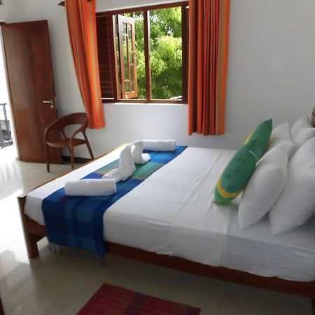Bed and Breakfast Pick & Go White House à Negombo Extérieur photo