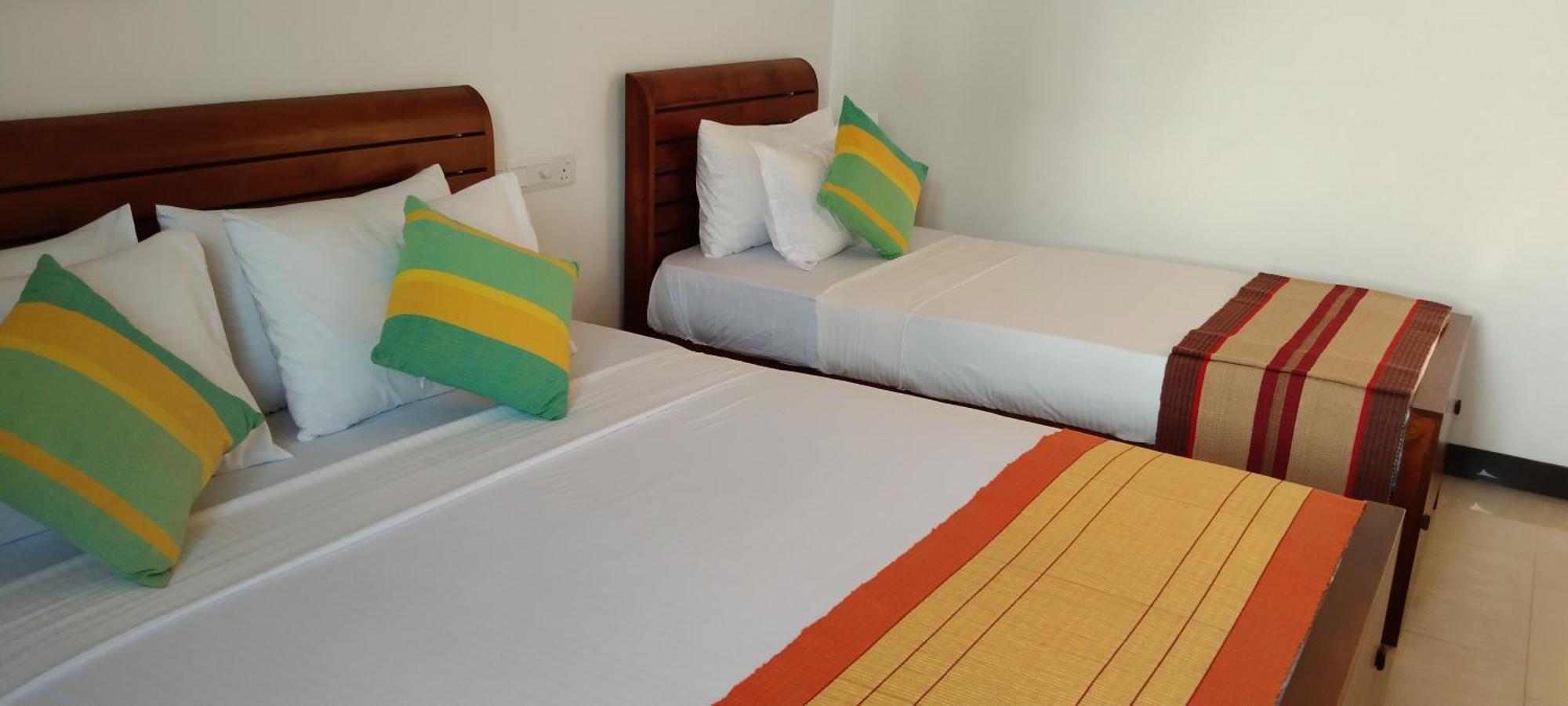 Bed and Breakfast Pick & Go White House à Negombo Extérieur photo