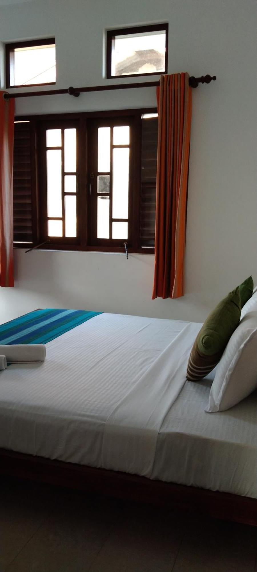 Bed and Breakfast Pick & Go White House à Negombo Extérieur photo