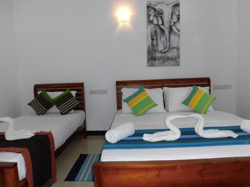 Bed and Breakfast Pick & Go White House à Negombo Extérieur photo