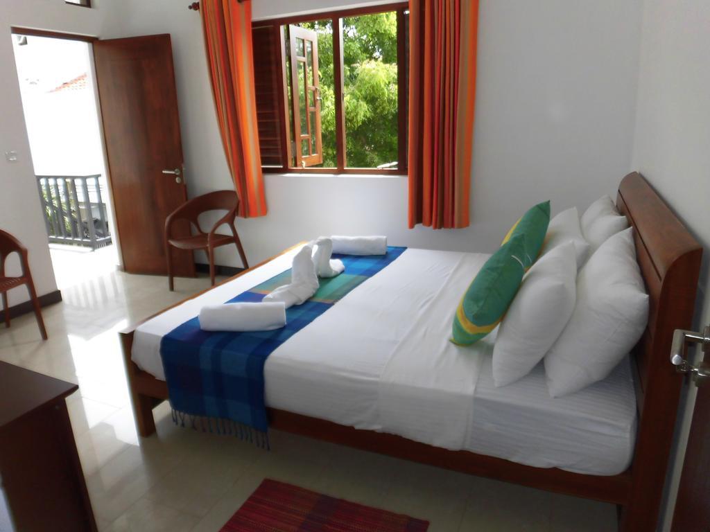 Bed and Breakfast Pick & Go White House à Negombo Extérieur photo