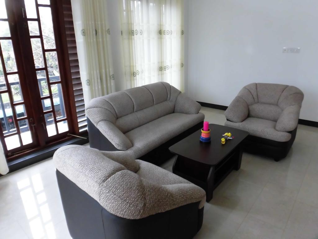 Bed and Breakfast Pick & Go White House à Negombo Extérieur photo