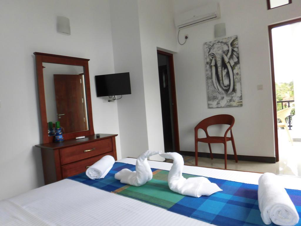 Bed and Breakfast Pick & Go White House à Negombo Extérieur photo