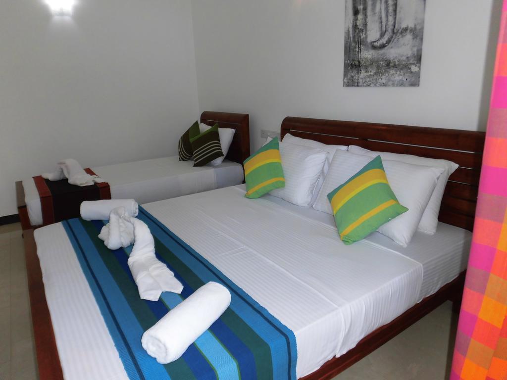 Bed and Breakfast Pick & Go White House à Negombo Extérieur photo