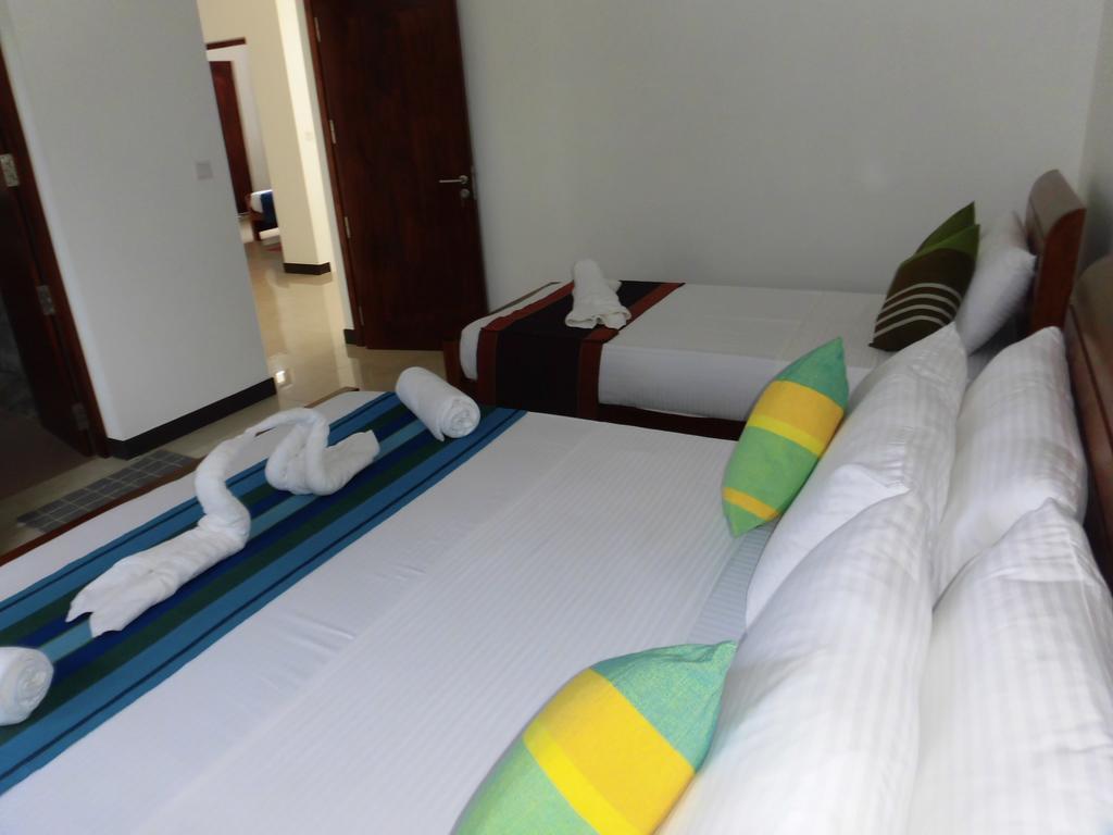 Bed and Breakfast Pick & Go White House à Negombo Extérieur photo
