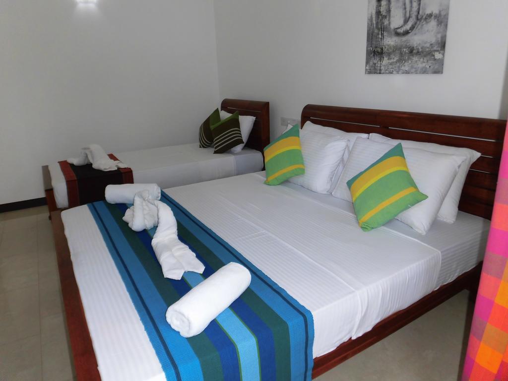 Bed and Breakfast Pick & Go White House à Negombo Extérieur photo
