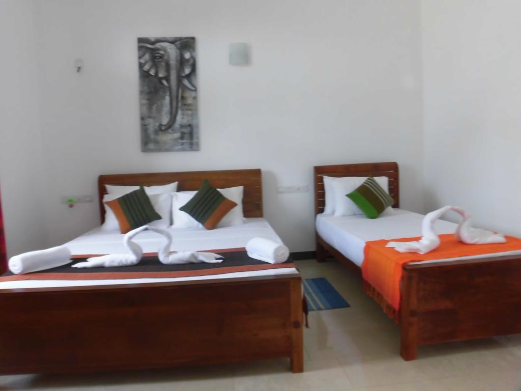 Bed and Breakfast Pick & Go White House à Negombo Extérieur photo