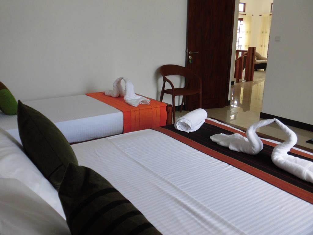 Bed and Breakfast Pick & Go White House à Negombo Extérieur photo