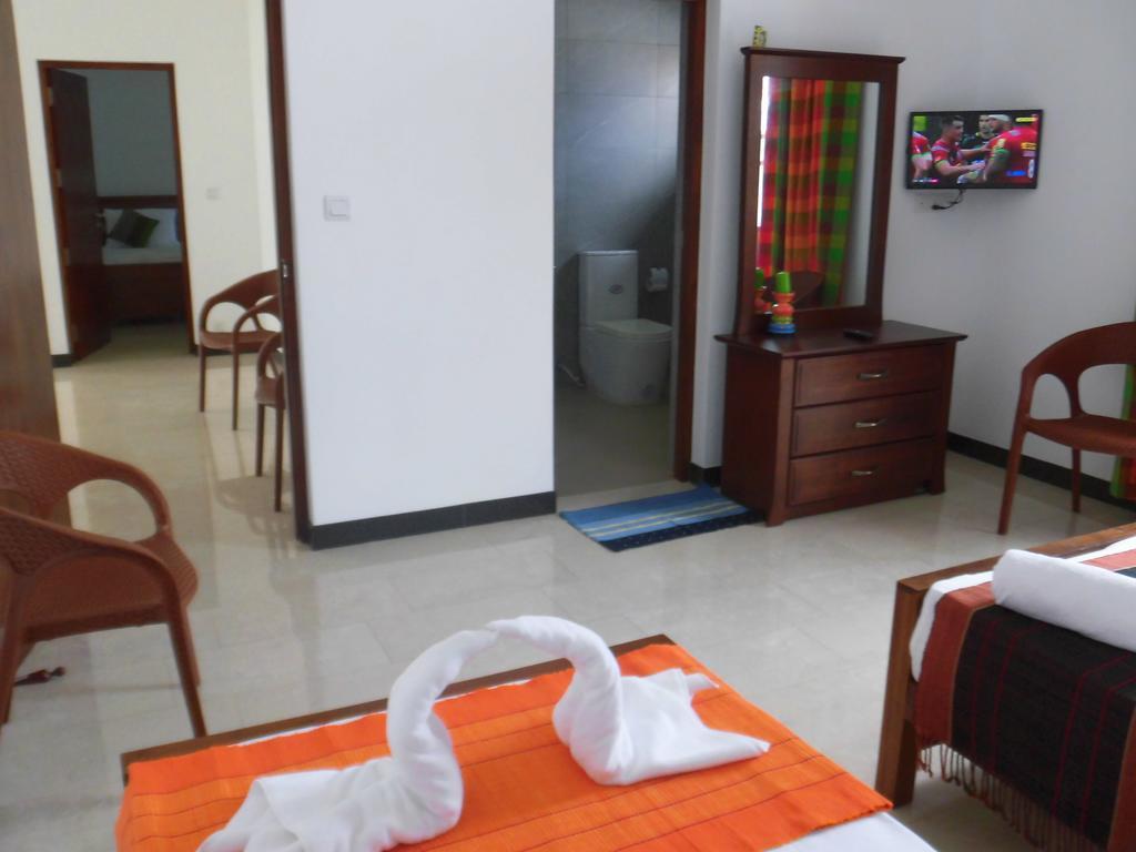 Bed and Breakfast Pick & Go White House à Negombo Extérieur photo