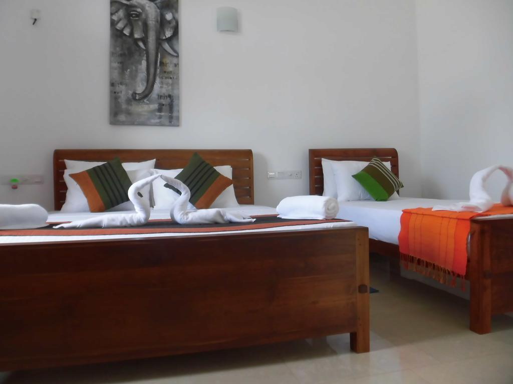 Bed and Breakfast Pick & Go White House à Negombo Extérieur photo