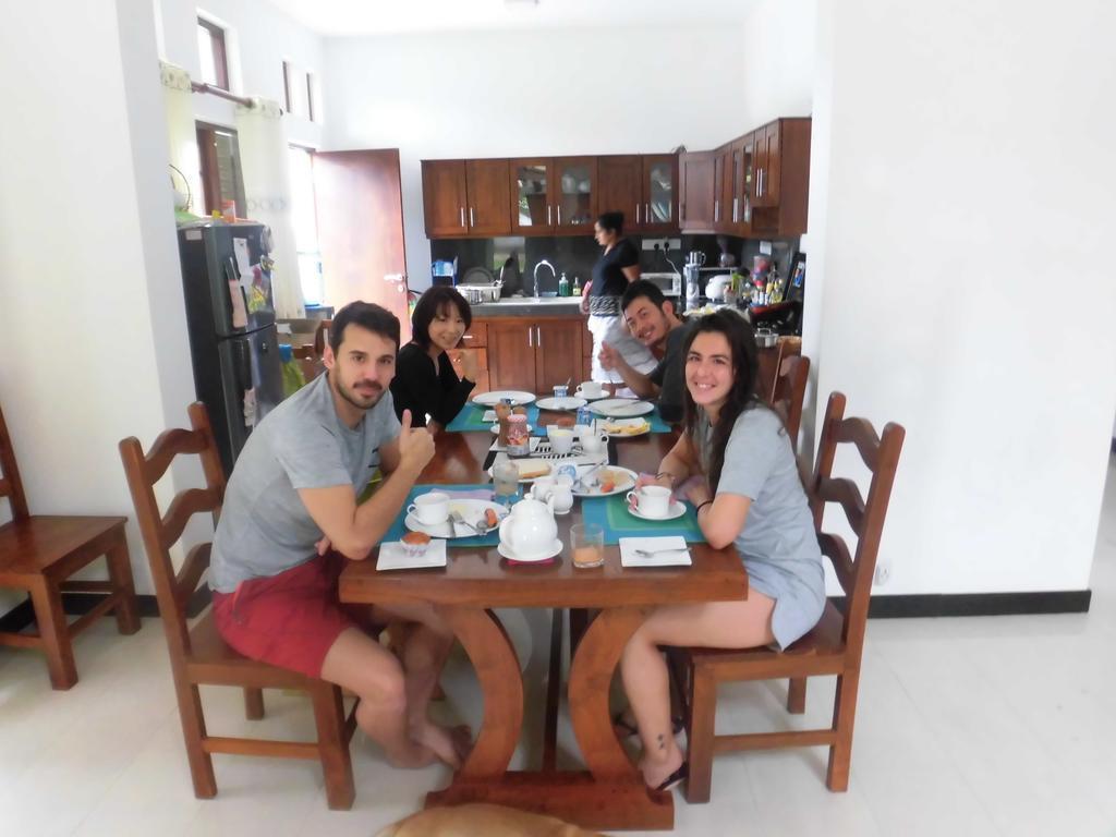 Bed and Breakfast Pick & Go White House à Negombo Extérieur photo