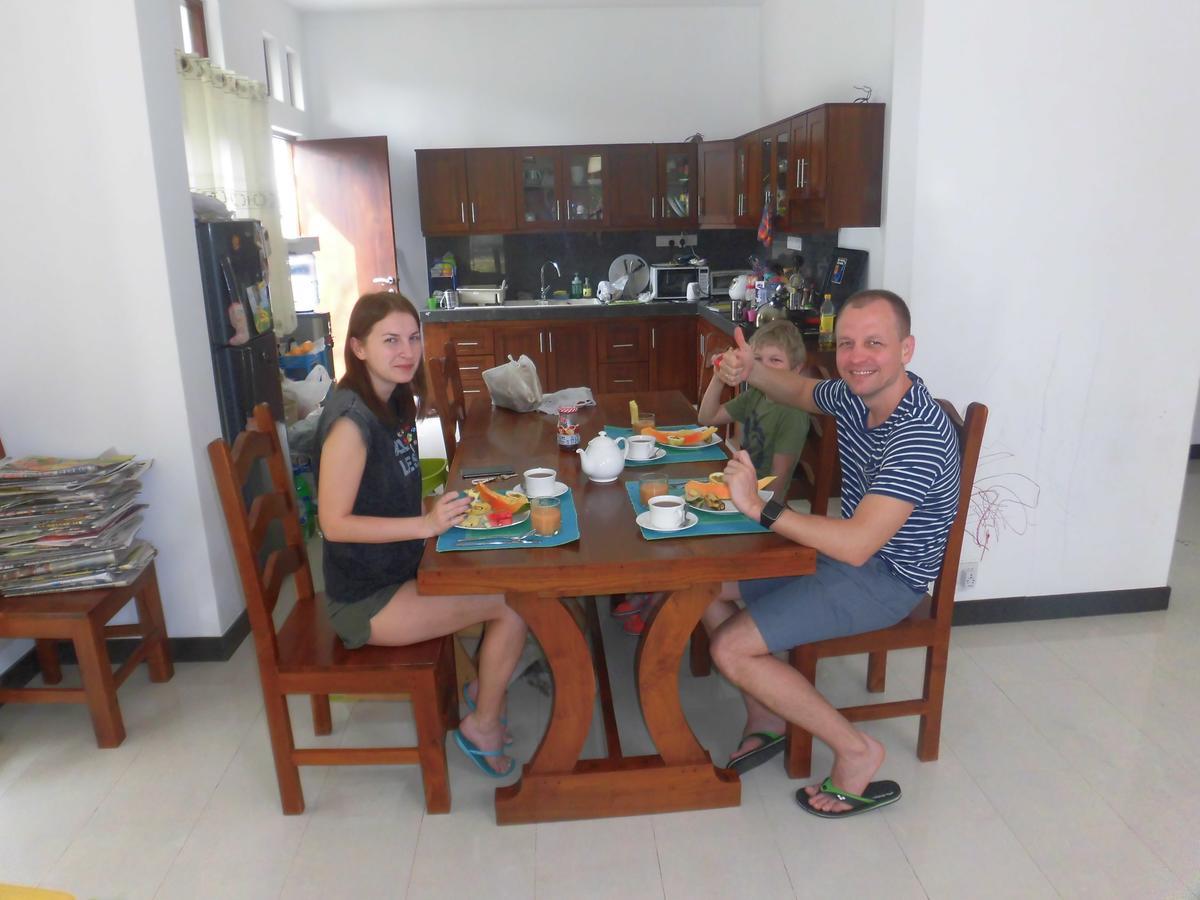 Bed and Breakfast Pick & Go White House à Negombo Extérieur photo