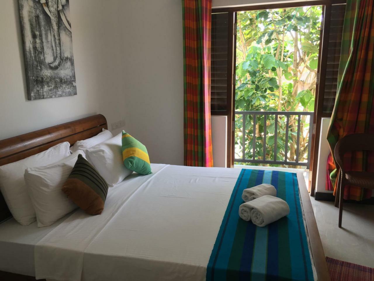 Bed and Breakfast Pick & Go White House à Negombo Extérieur photo