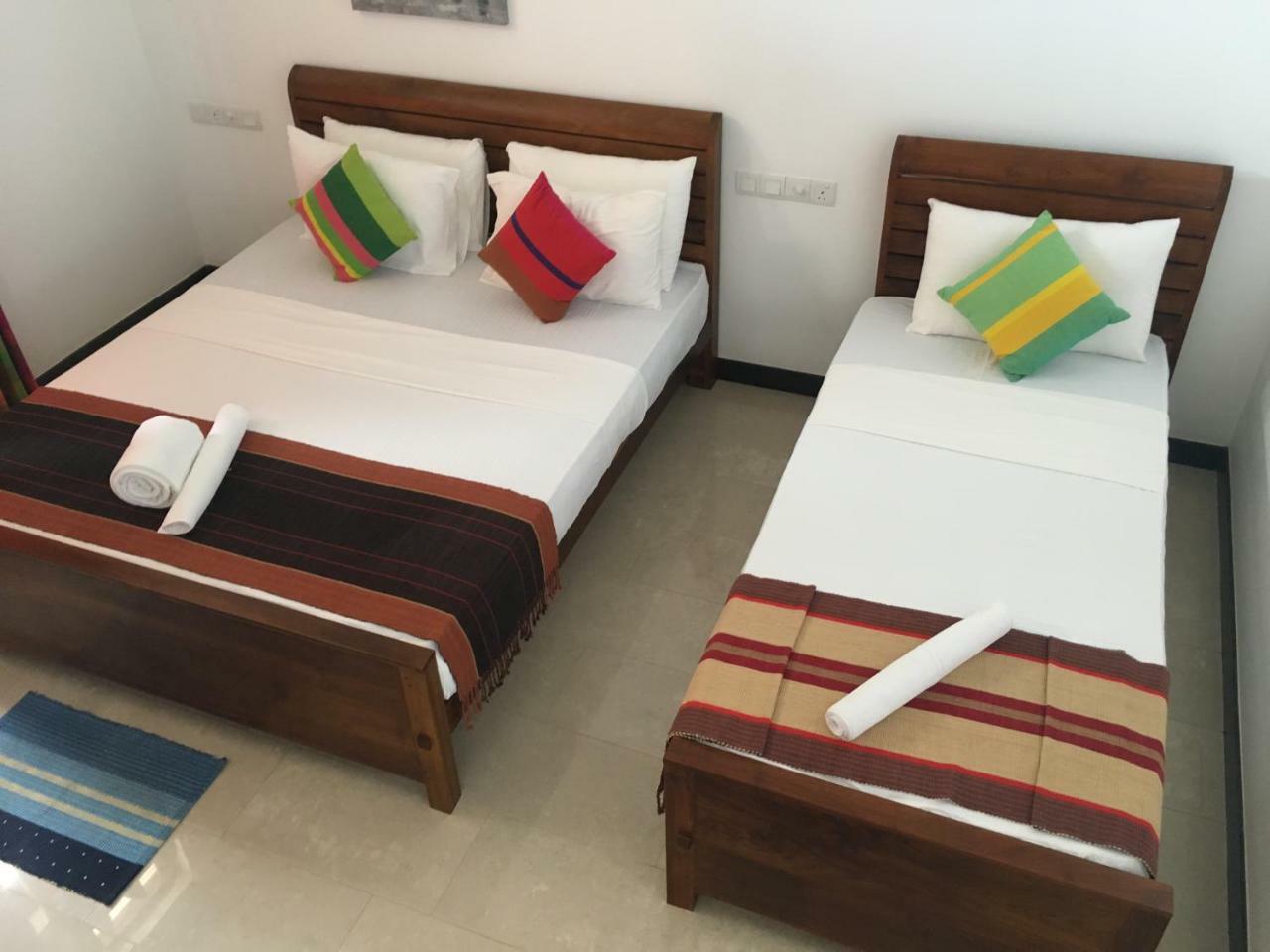 Bed and Breakfast Pick & Go White House à Negombo Extérieur photo